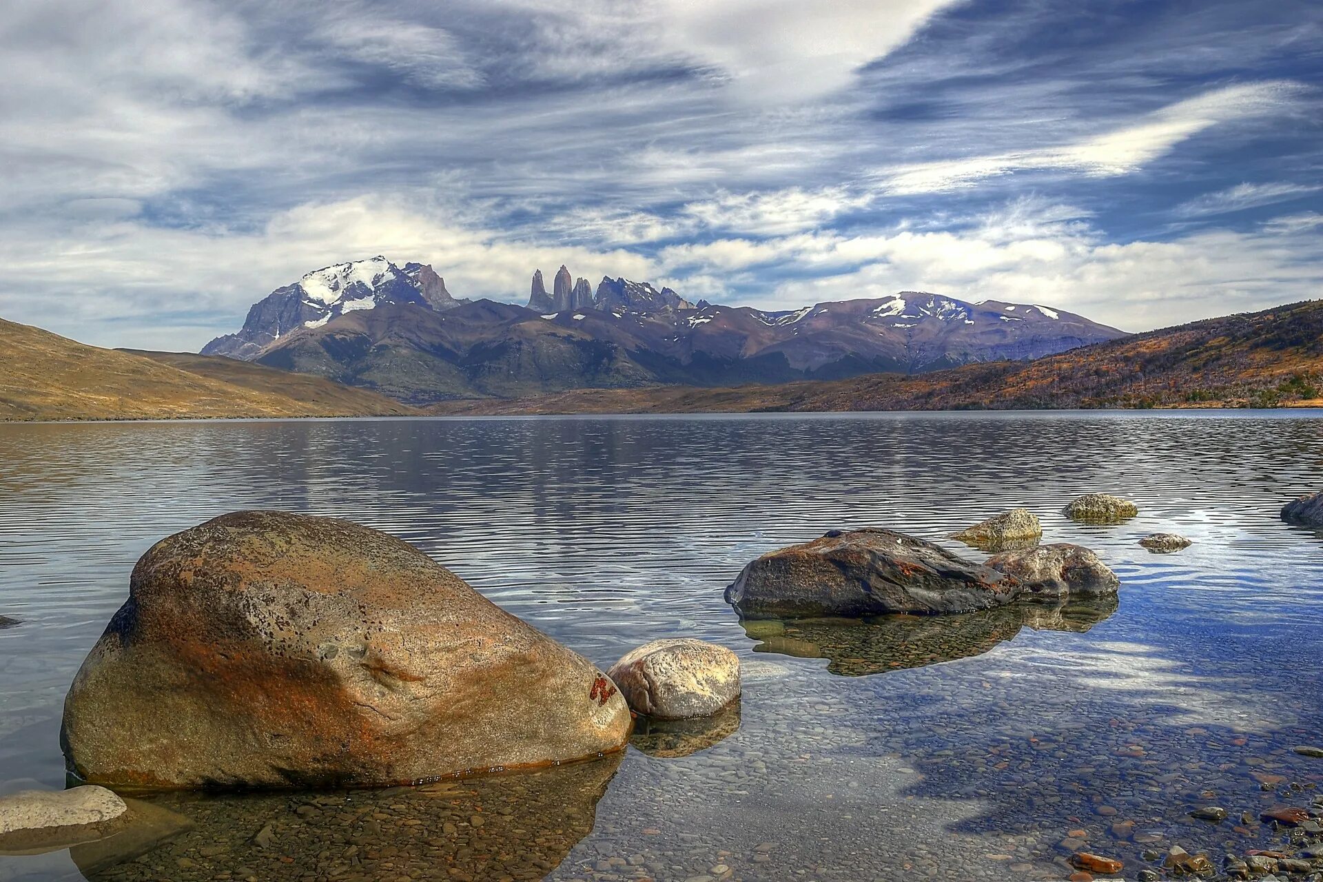 Камни в горах. Камни вода горы. Каменное озеро. Природа горы камни.