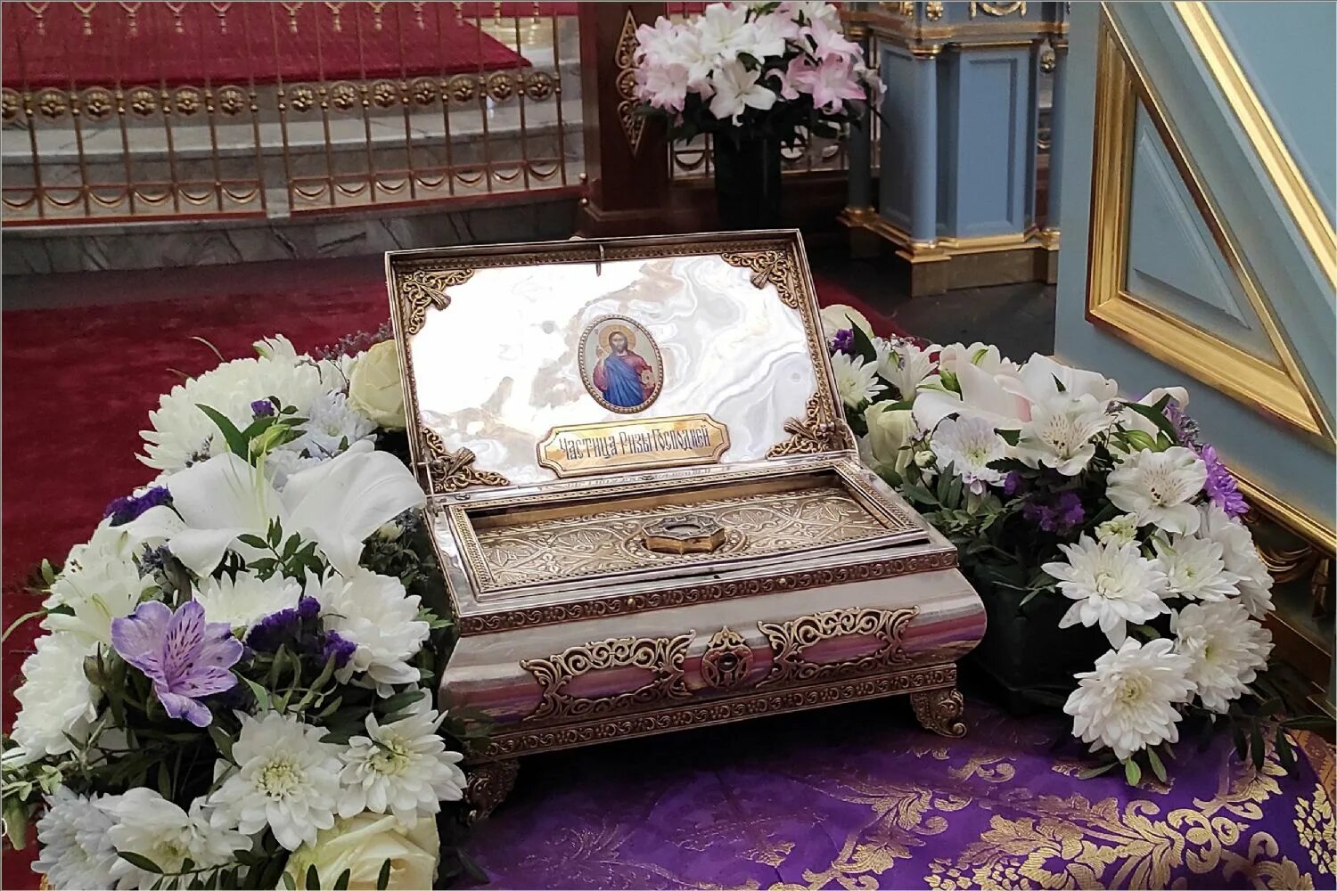 Частица ризы господней. Риза пресвятой богородицы нижний. Риза господня в храме христа спасителя. Риза господня в храме христа спасителя. Риза пресвятой богородицы нижний.
