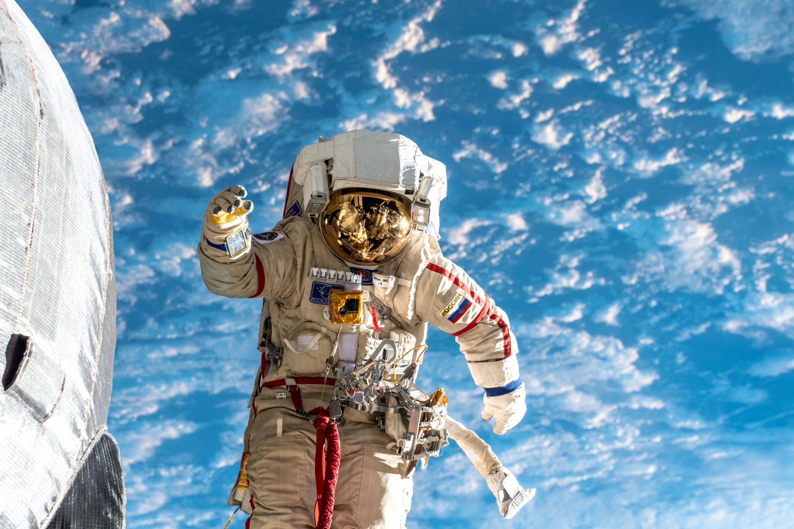 Космонавт в открытом космосе Роскосмос.