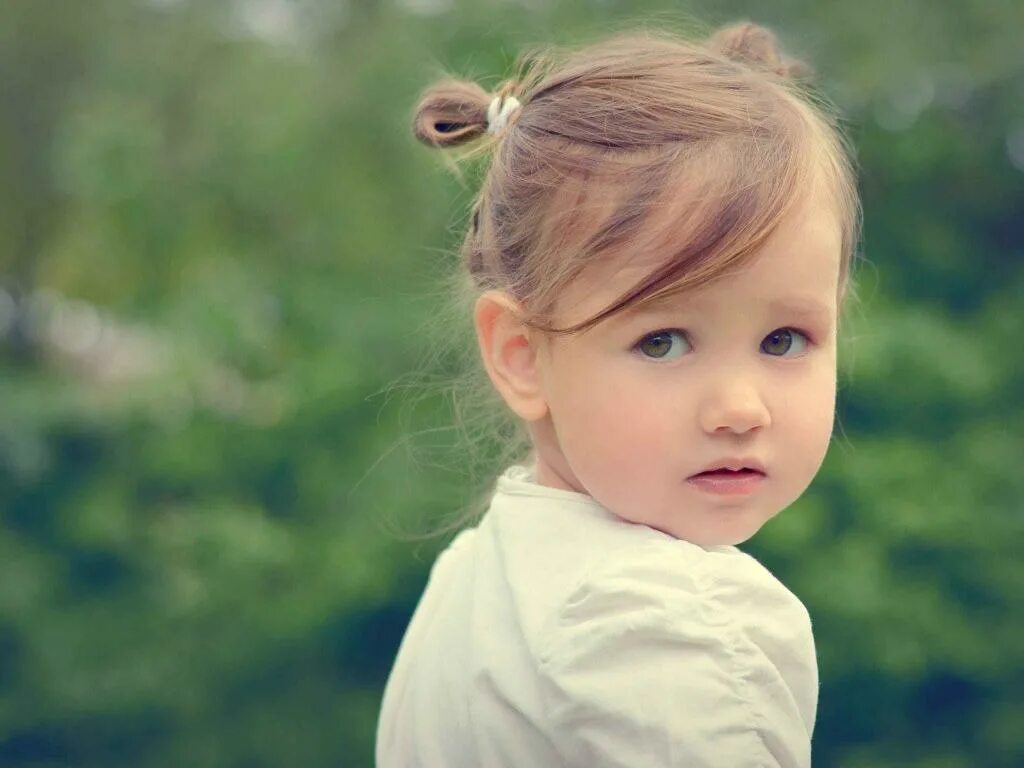 Светлая девочка. Красивые малыши девочки. Значит она девочка. Девочка в платье сидит. Картинки для девочек.