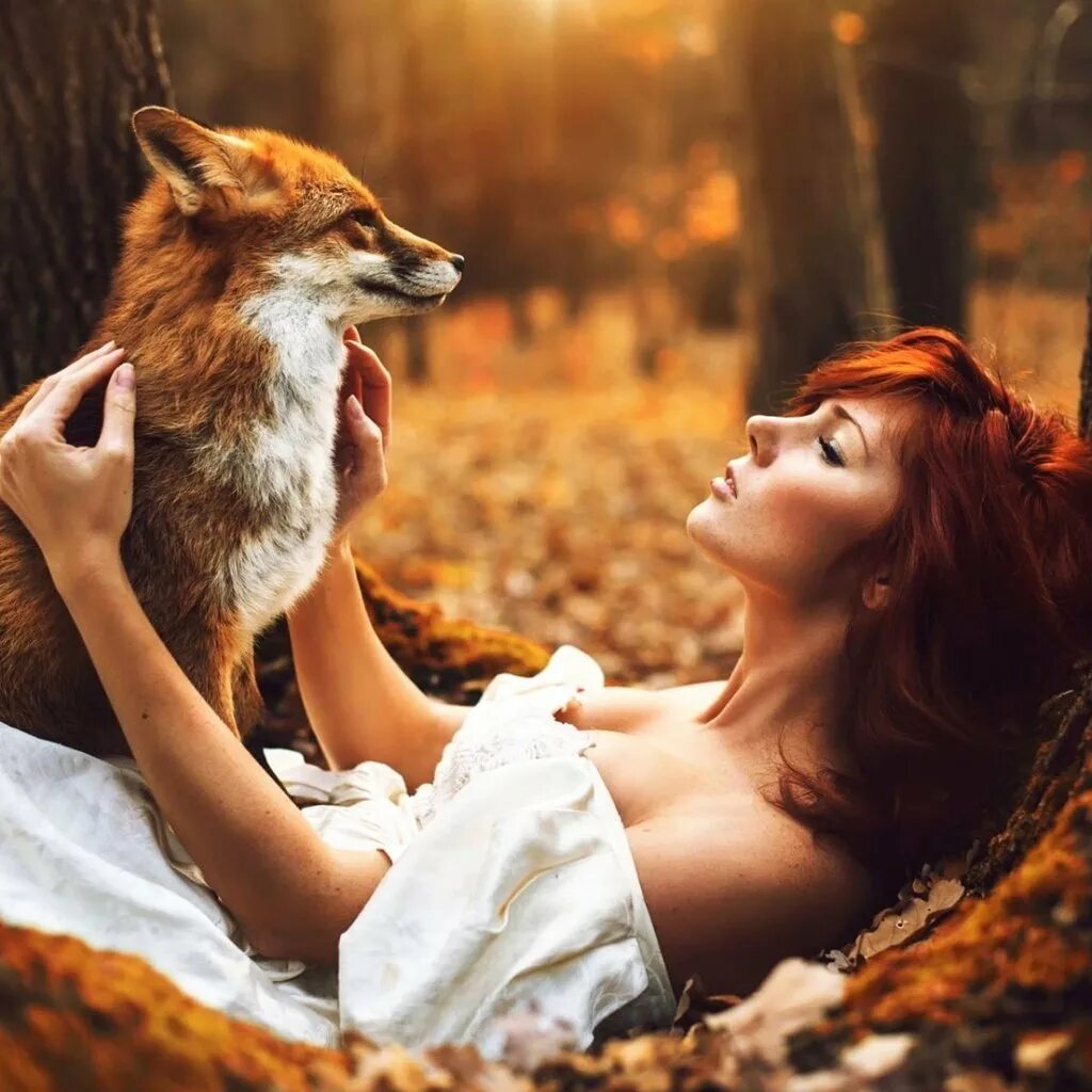Женщина лиса. Ред Фокс девушка. Красивая девушка лиса. Рыжая девушка осень. Фотосессия с лисой.