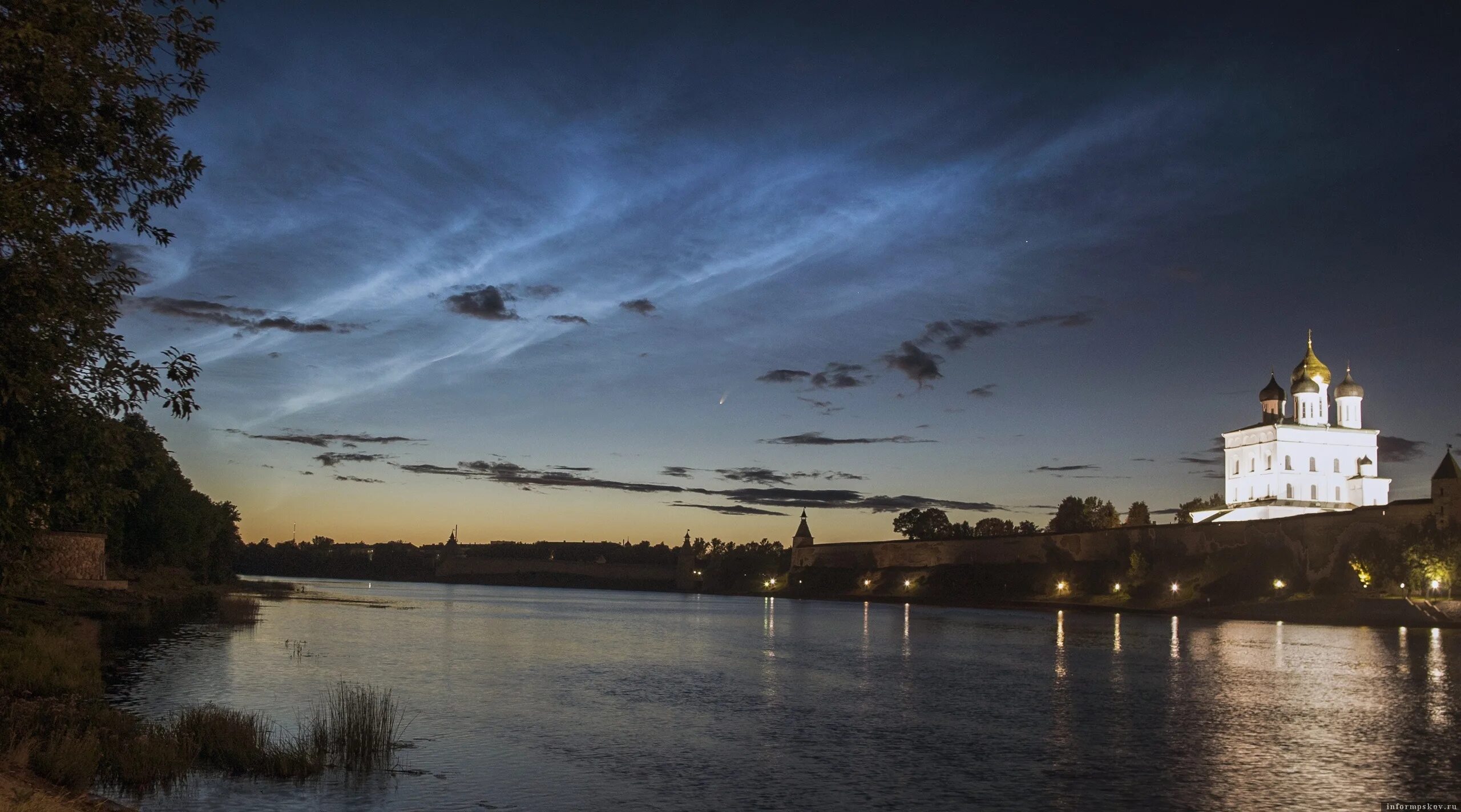 Небо над псковом. Красивый псков. Над псковом. Псковский кром фото. Псков церкви юнеско.