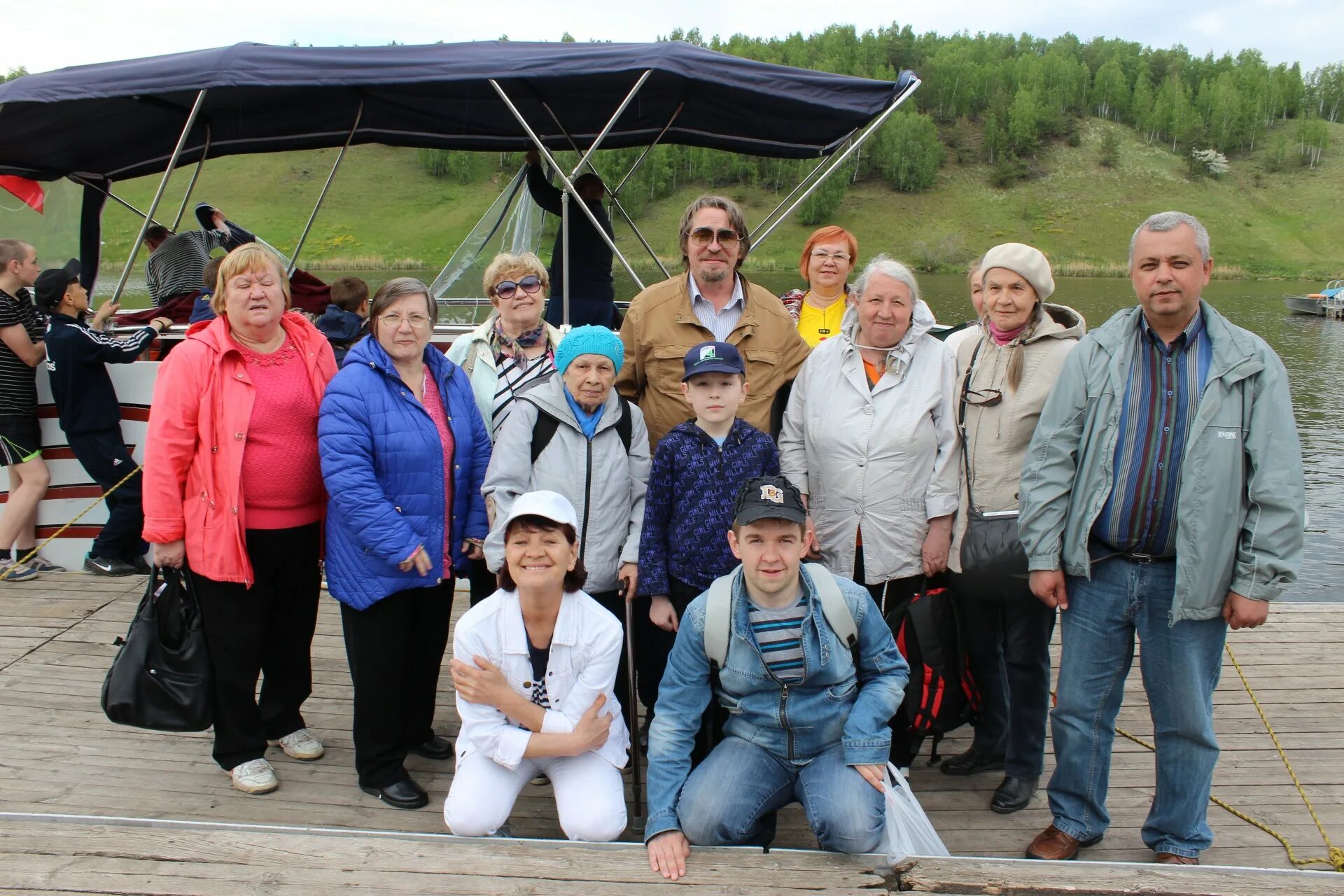 Гардеробщица/гардеробщик. Серебряные волонтеры. Подработка пенсионеру женщине. Работа пенсионеров женщин чкаловском районе екатеринбурга. Работа пенсионеров женщин чкаловском районе екатеринбурга.