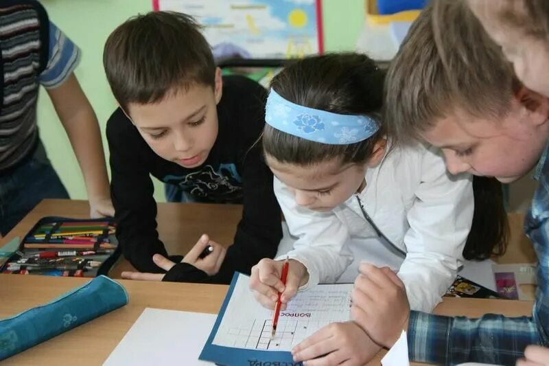 Ученик пишет. Дети на контрольной. Ученик в школе у доски. Картинки школьников начальных классов. Школьники решили п.