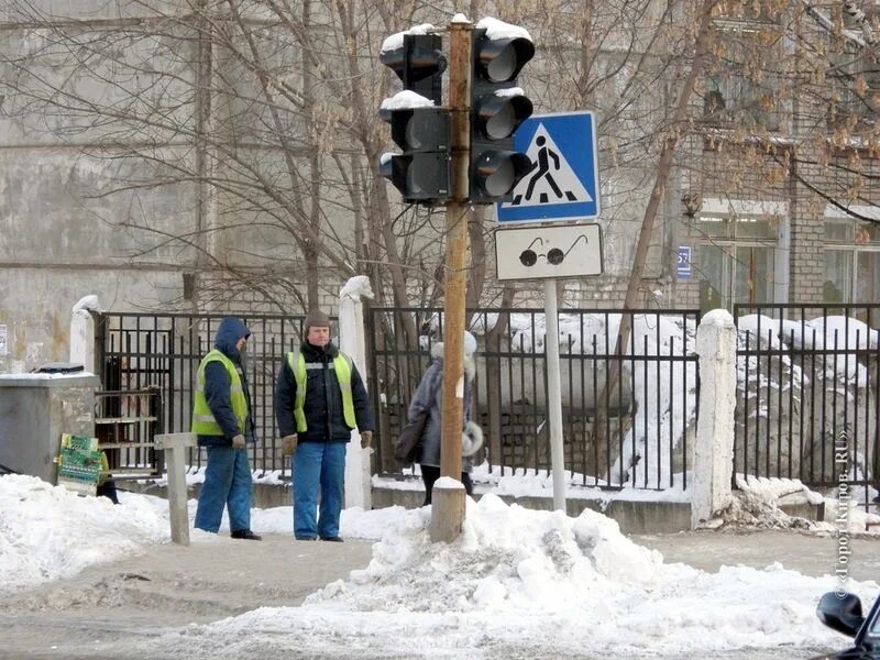 Светофор в городе. Город киров светофоры. Светофоры кировской обл. Светофор на улице. Город киров светофоры.