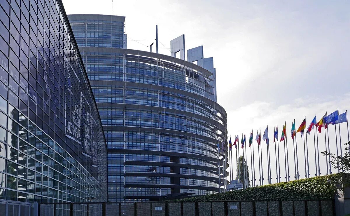 Здание европейского парламента в страсбурге. Страсбург европарламент. Европейский парламент в брюсселе. Штаб квартира оон в брюсселе. Здание парламента ес в брюсселе.