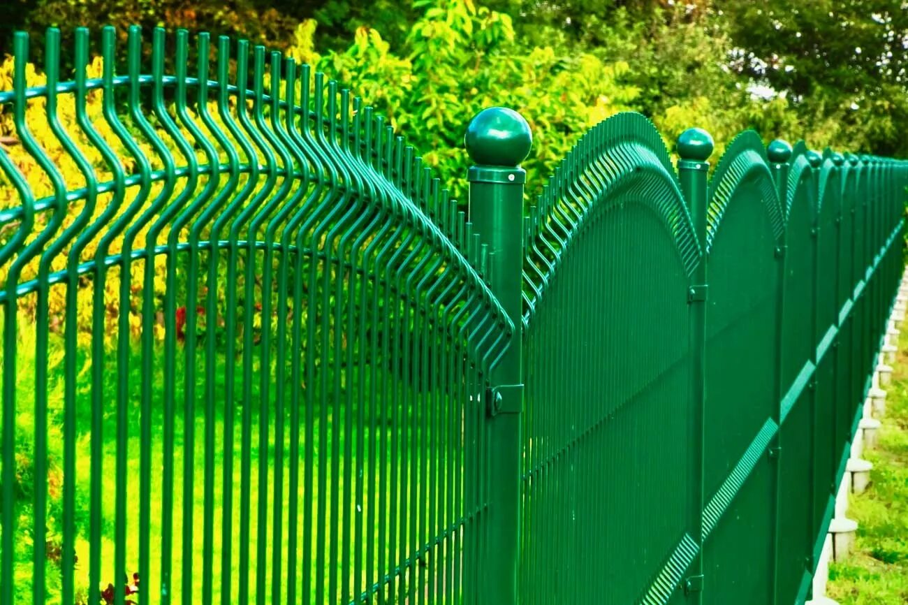 3 в забор. Забор 3д цинк. Металлический забор 3д зел. Зеленый забор.