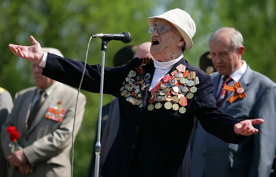 Заставка на фестиваль не стареют душой ветераны. Шаблон афиша на фестиваль не стареют душой ветераны. Не стареют душой ветераны текст. Живопись пиджак ветерана. Не стареть душой.