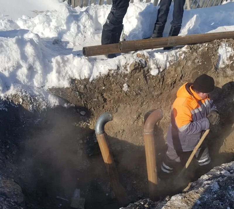 Прорыв теплотрассы. Порыв теплотрассы. трубы теплотрассы. порыв теплосети.
