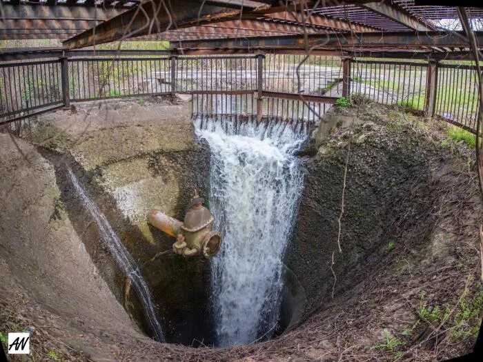 Вода шахтных колодцев. Шахтный водосброс. Кривой колодец. Водосбросный колодец. Шахта колодца.