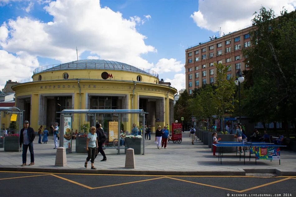 метро новокузнецкая площадь. станция метро новокузнецкая наземный вестибюль. станция метро новокузнецкая. около метро новокузнецкая. около метро новокузнецкая.