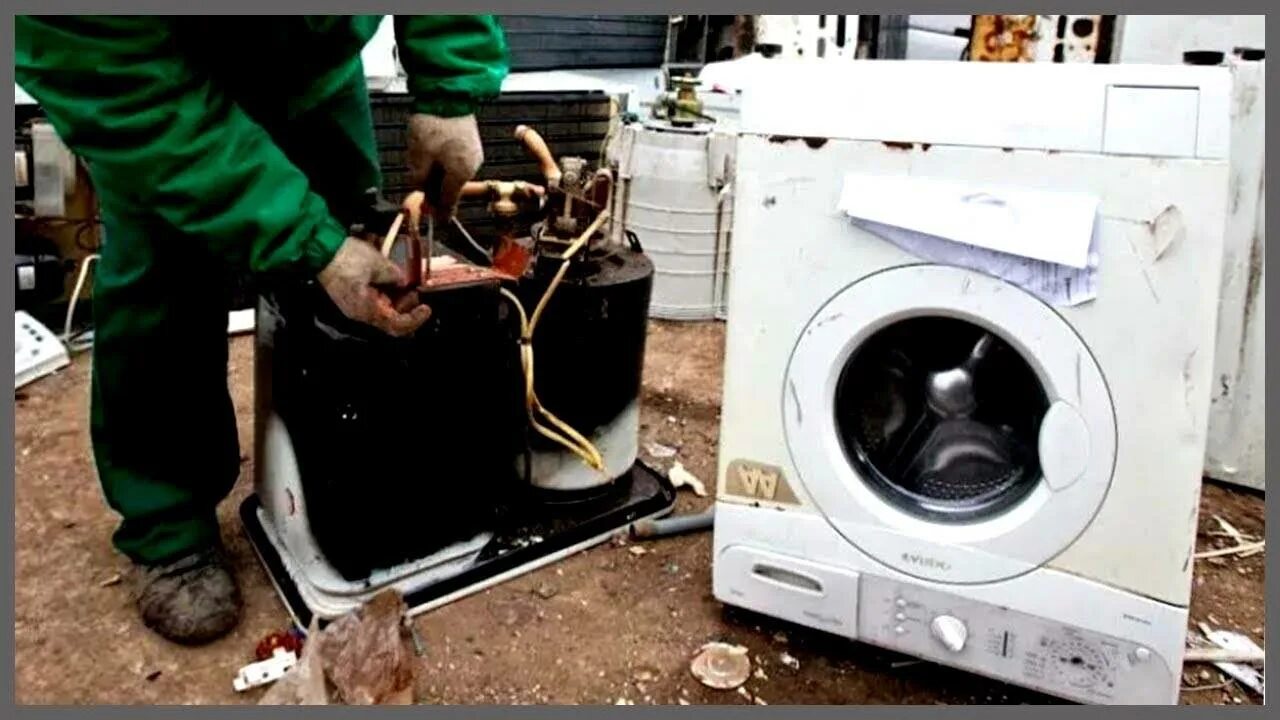 Утилизировать стиральную. Утилизация стиральных машинок. Старая стиральная машина утилизация. Утилизация стиральных машин машин. Свалка стиральных машин.