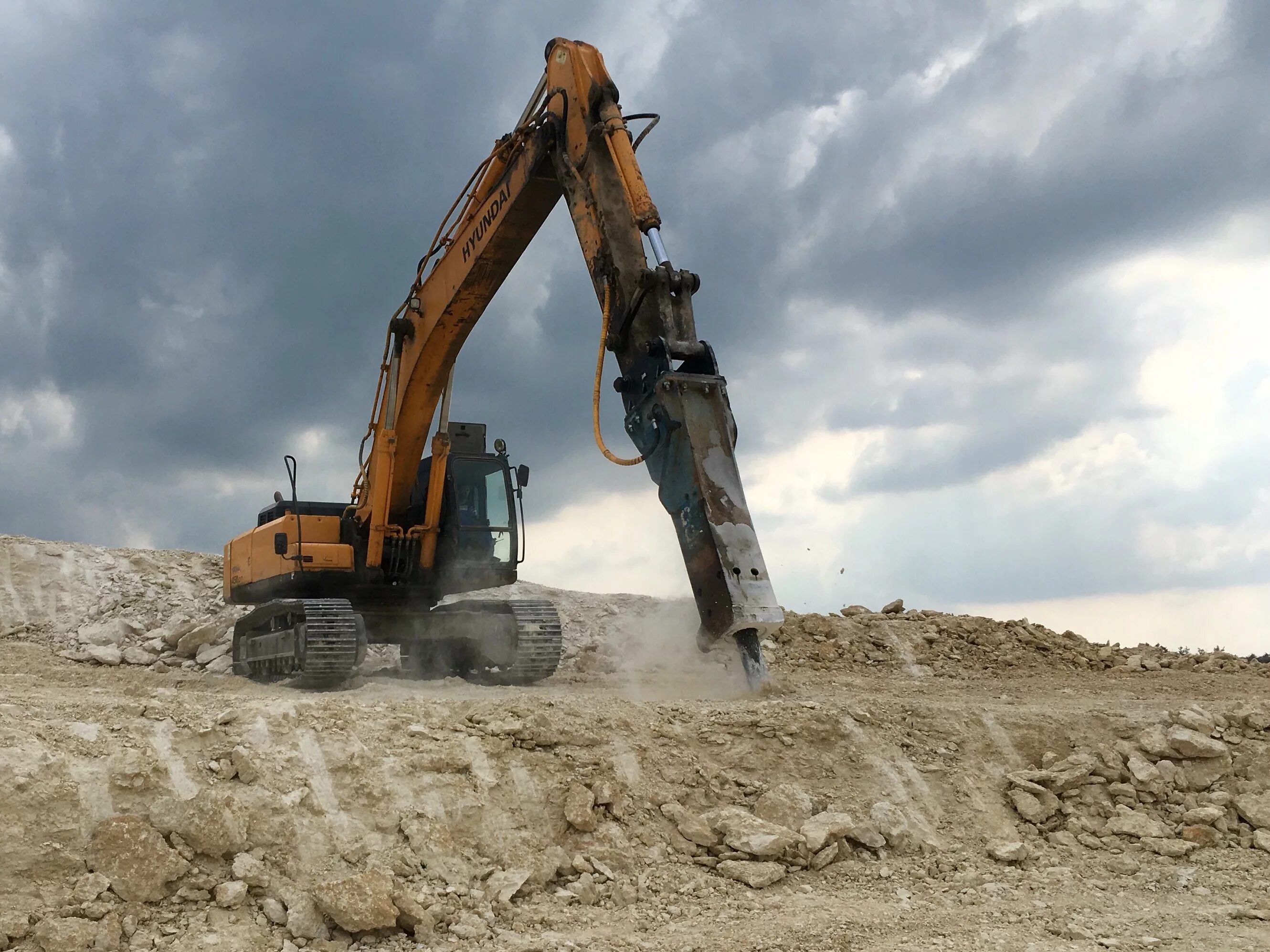 Экскаватор вакансии в башкирии. Перевернутый экскаватор. Машинист экскаваторщик. Машинист экскаватора (на новый колесный case 570). Экскаватор копает.