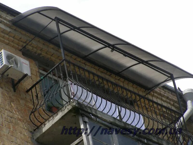 Козырек над балконом последнего. Навес над балконом. Навес над балконом последнего этажа. Козырек над балконом последнего. Балконный козырек.