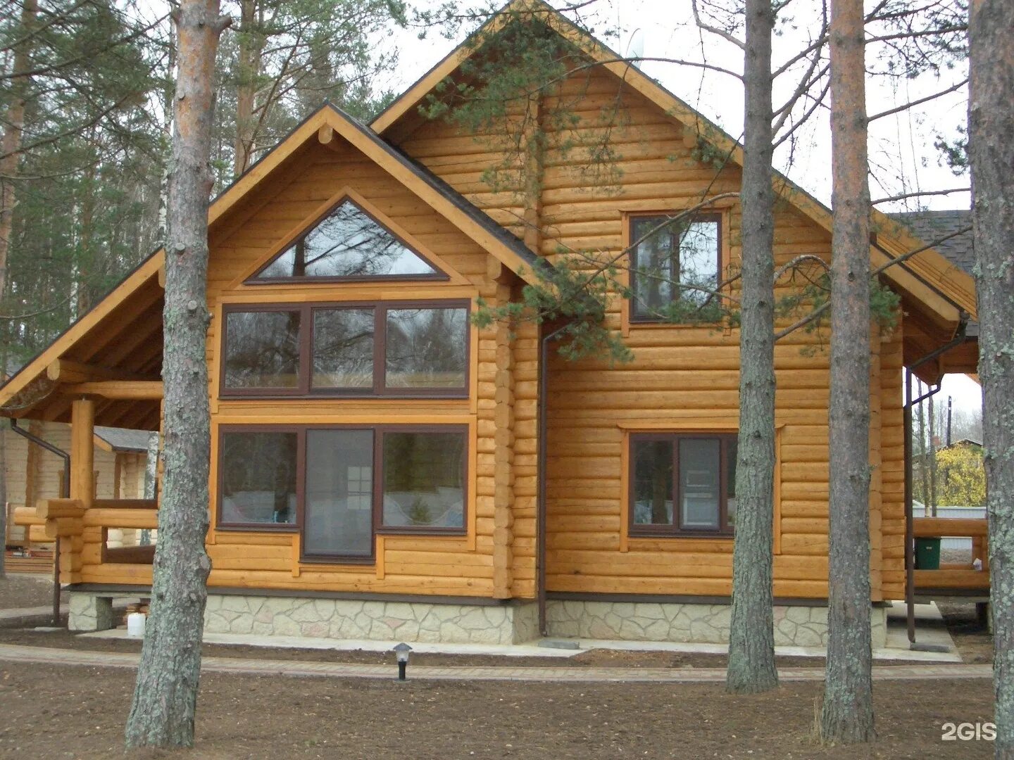 Дом из бревна с панорамными окнами проекты. Honka фахверк. Дома из бревна с панорамным. Дом из сруба с большими окнами. Дома из бревна с панорамным.