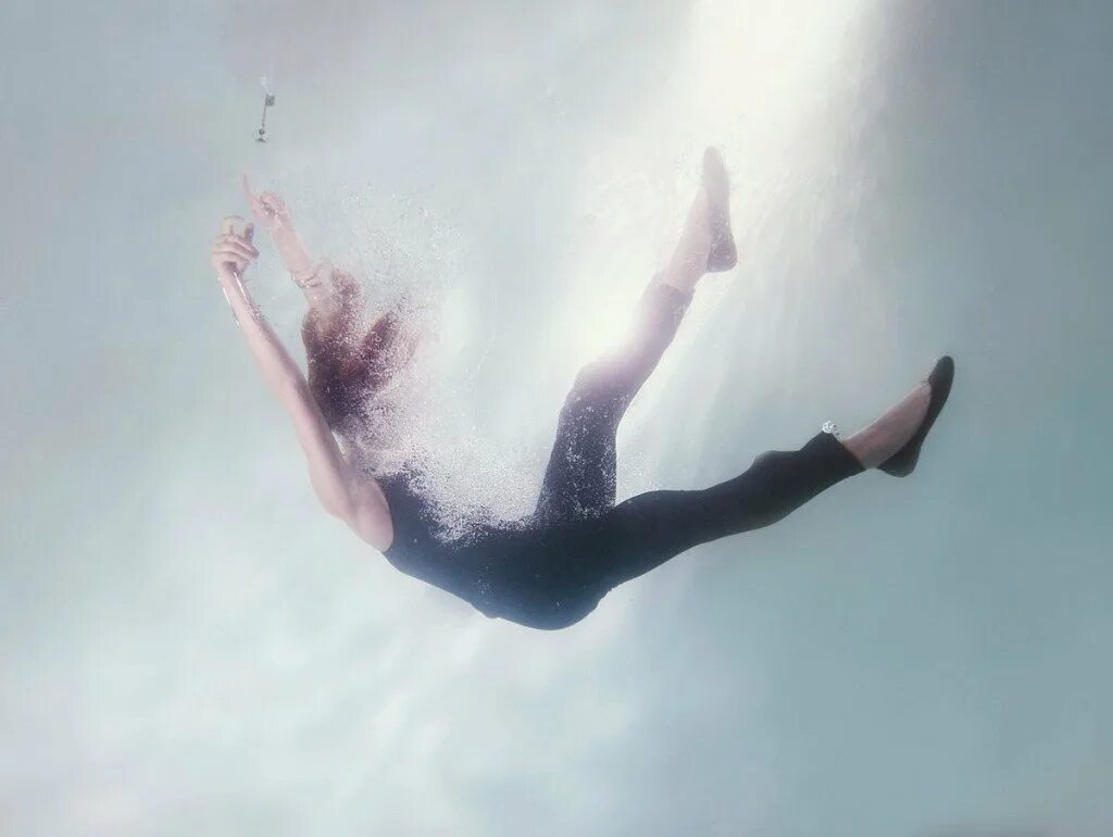 вода и человек. девушка под водой. летаем под водой. фотосессия в воде. летаем под водой.