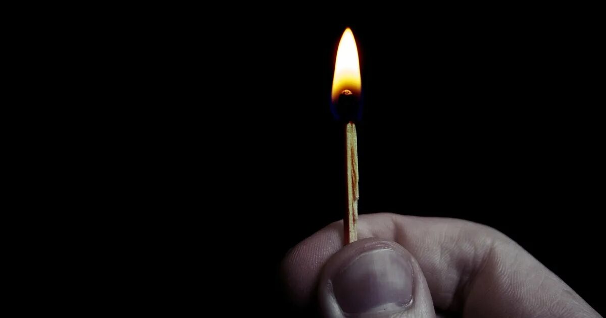 Зажженная спичка в руке. Поджог спичку. Горелая спичка. Зажженная спичка. Сигарета спичка.