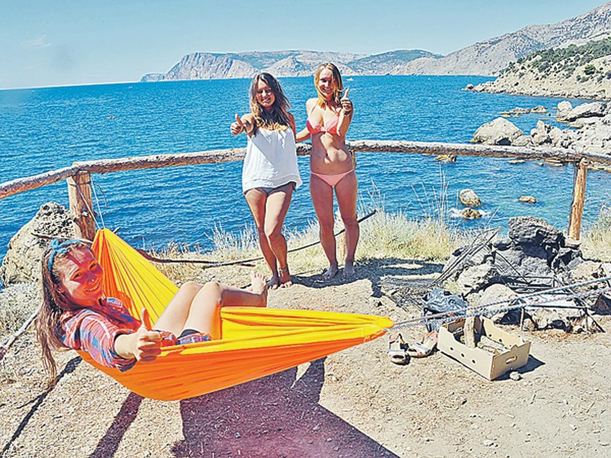 Отпуск в июне куда поехать в россии. Отдыхающие люди на море в Крыму. Крым море люди. Девушки отдыхают в Крыму. Крымский пляж и отдыхающие.