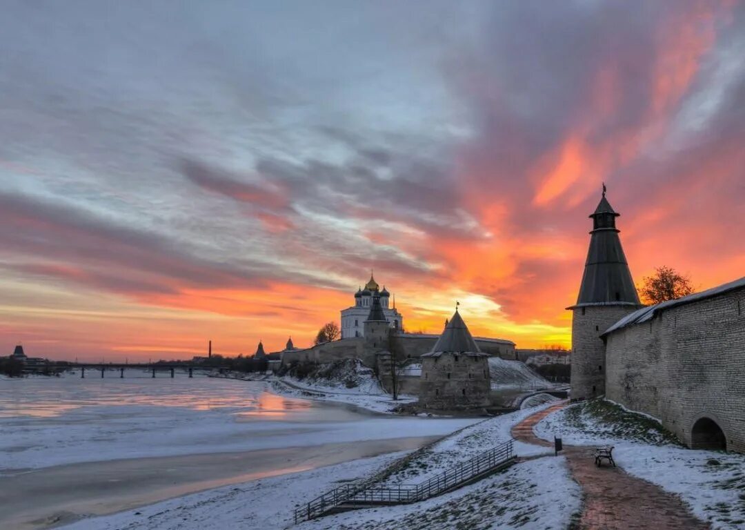Псков январь. Псковский кремль башни. Псков зимой. Псков в январе. Прекрасный зимний псков.
