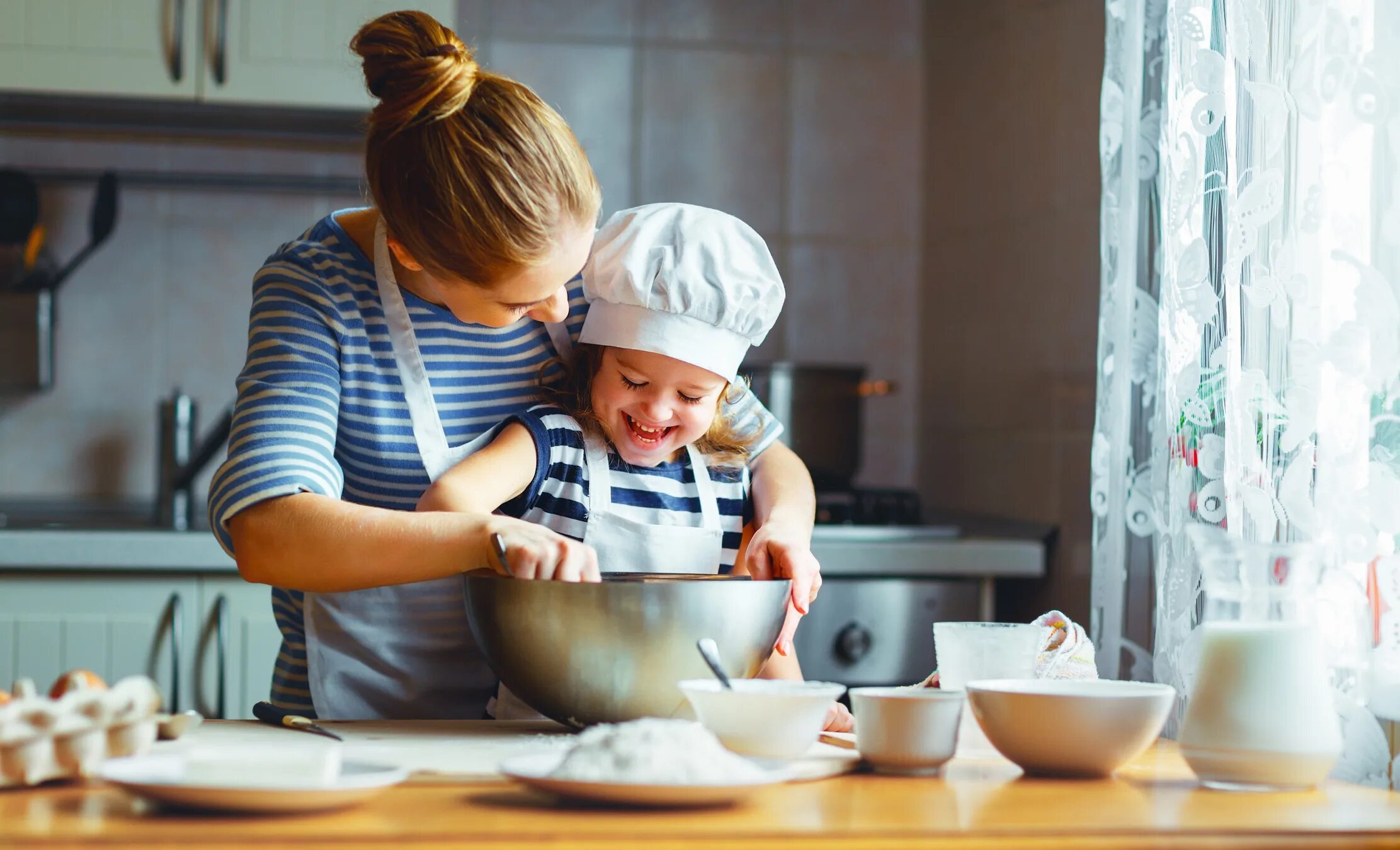 Your mum work. Мама с ребенком на кухне. Кухня для детей. Готовка с детьми на кухне. Фотосессия на кухне.