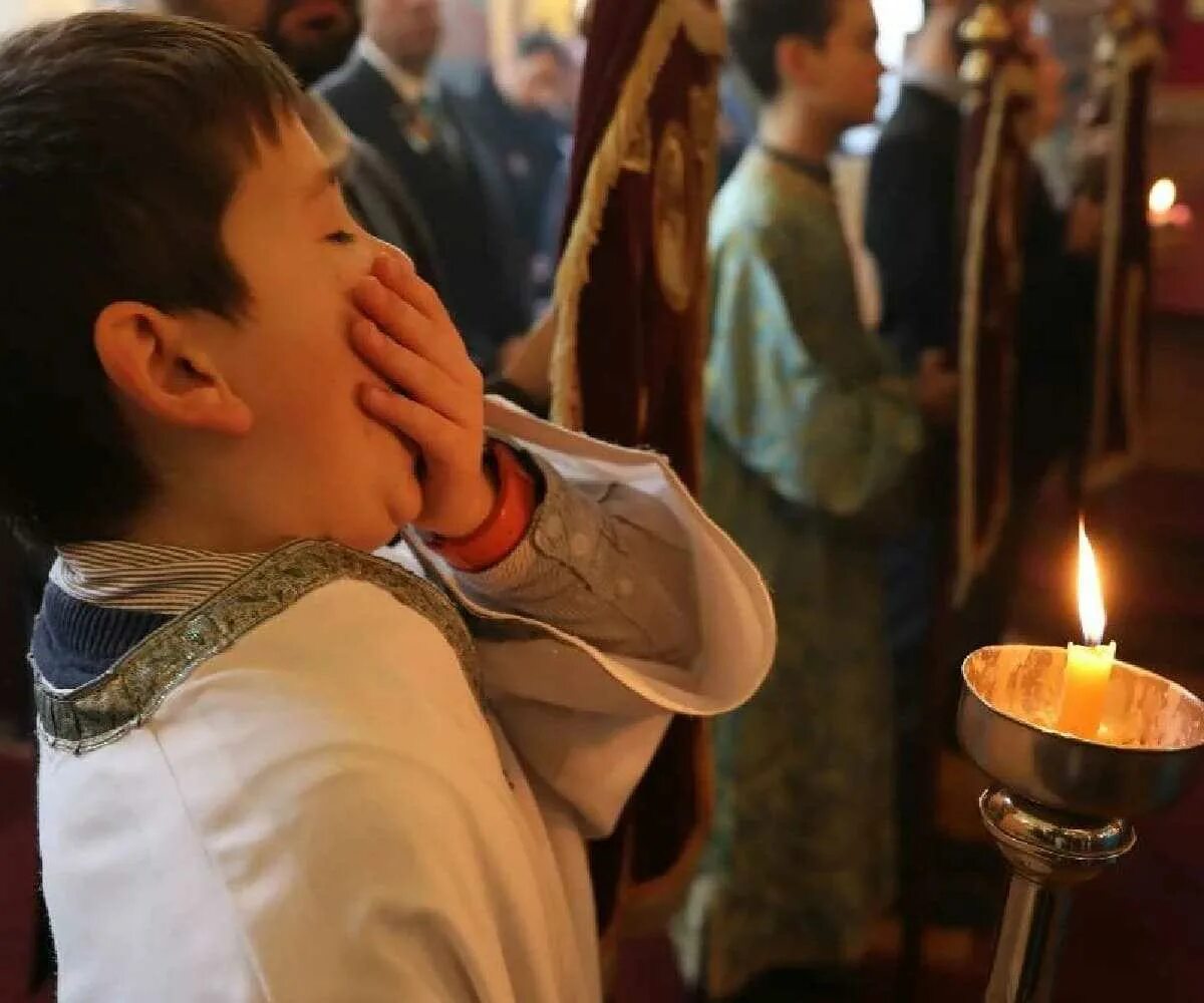 Молитва. Молитва отца о детях. Внук читает молитвы. Внук читает молитвы. Молитва о детях и внуках.