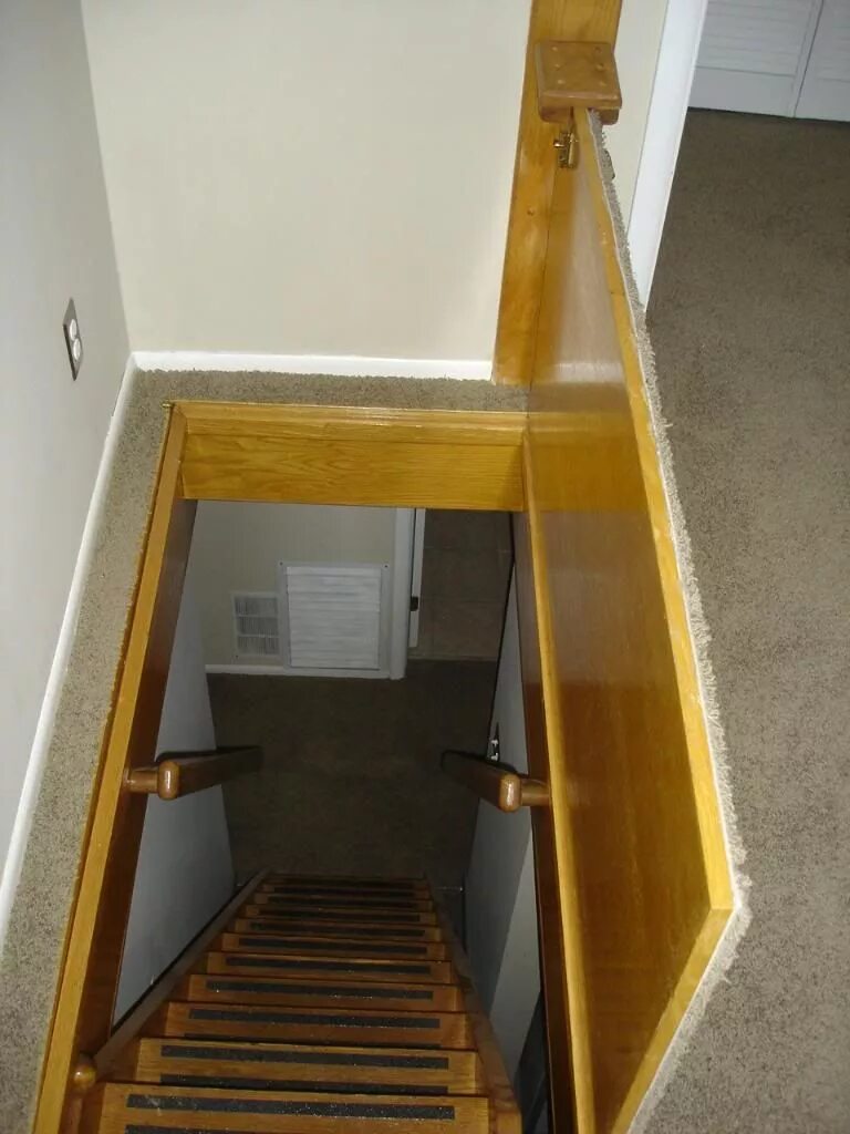Как закрыть второй этаж. Люк ЛАЗ на чердак. Лестница в подвал. Лестница в подвал в частном доме. Лестница в цокольный этаж.