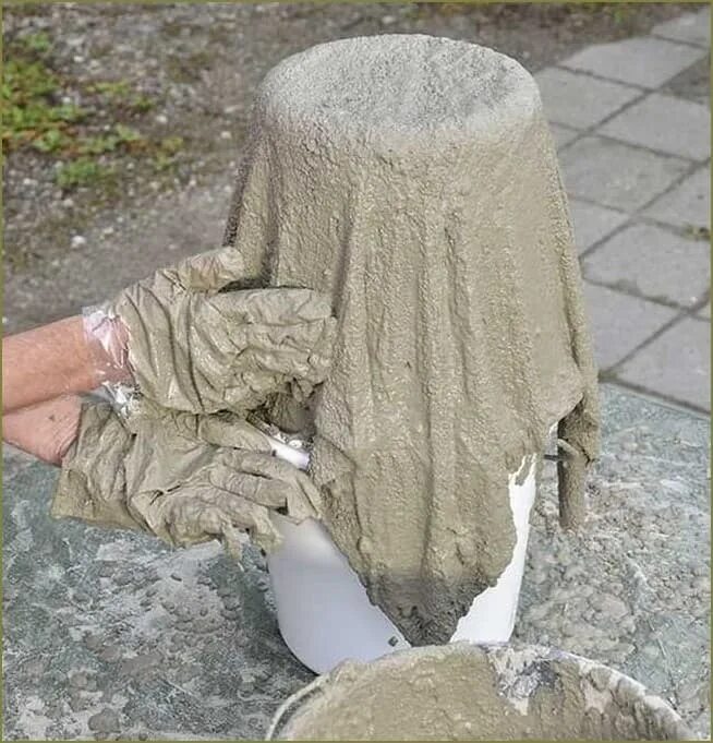 Ваза для сада из цемента. Кашпо из цемента. Цветочный горшок из тряпки и цемента. Горшки из цемента для сада. Цветочный горшок из тряпки и цемента.