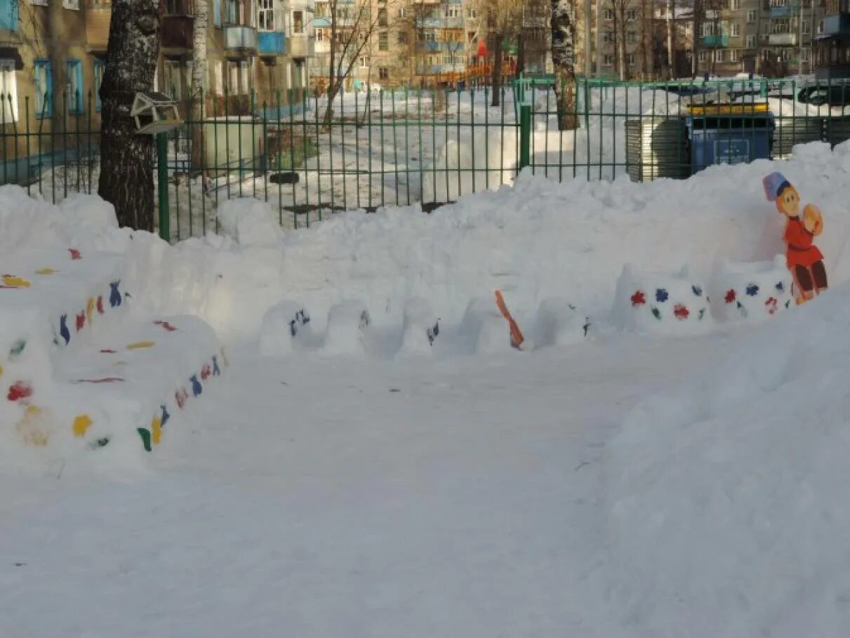 Снежные постройки. Зимний участок в детском саду. Зимние постройки в детском саду. Украшение снежной горки в детском саду.
