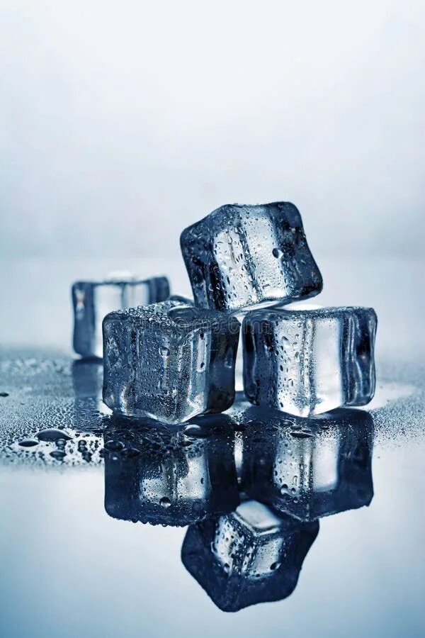 Сколько кубиков льда. Лёд Эстетика кубики. Джинс кубики льда. Кубики льда и цепь. Мокрые кубики.