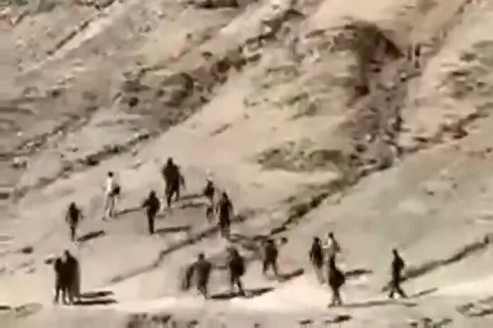 Видео падения расула. Массовое падение с горы картина. Каракалпакстан расстрел.