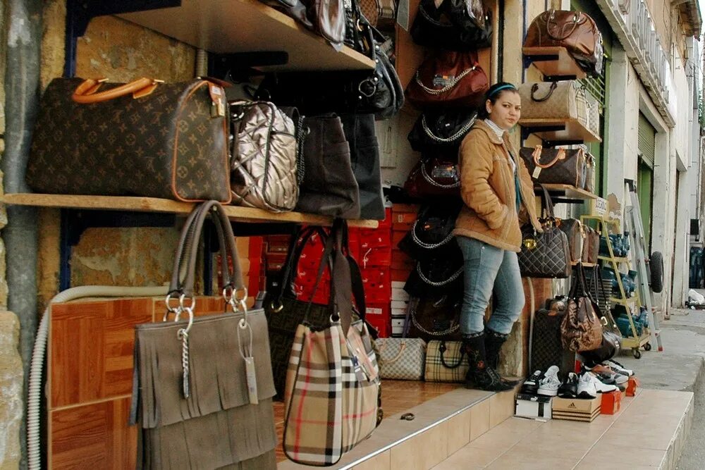 На рынке брендовая одежда. Секонд хенд. Рынок брендовой одежды. Витрина в магазин мужской одежды и обуви. Вещи с рынка.