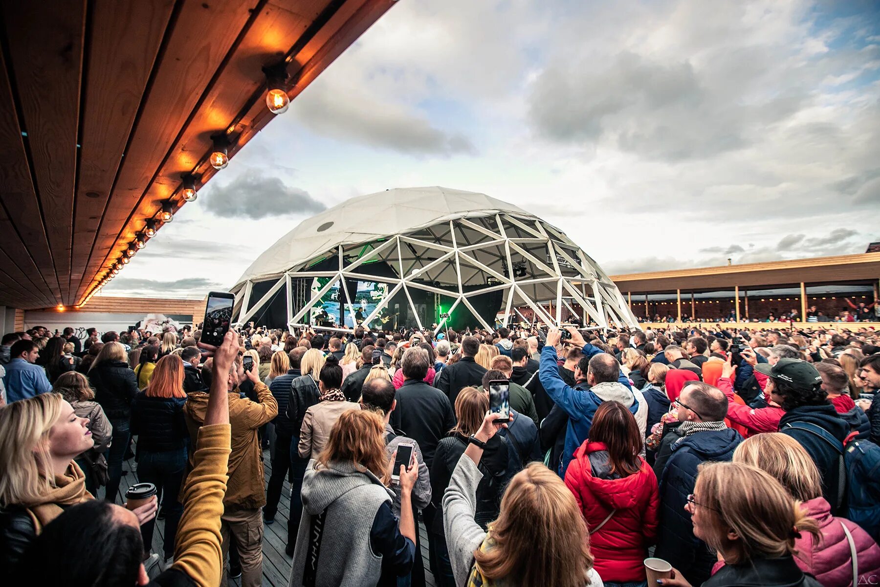 Roof fest. Руф Плейс Кожевенная. Крыша Руф Плейс Санкт Петербург. Руф концерт на крыше СПБ. Roof place Санкт-Петербург Кожевенная линия 30.