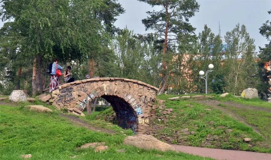 Сквер алое поле Челябинск. Мостик на алом поле, Челябинск. Челябинск алое поле до революции. Путеводитель Челябинск алое поле парк. Алое поле 2