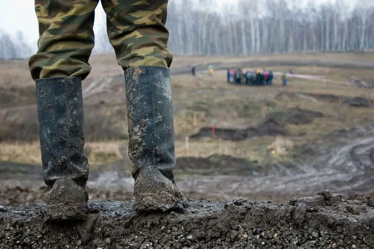 Замш вые сапоги болот стая местность. Военные сапоги в грязи. Солдат в кирзовых сапогах.