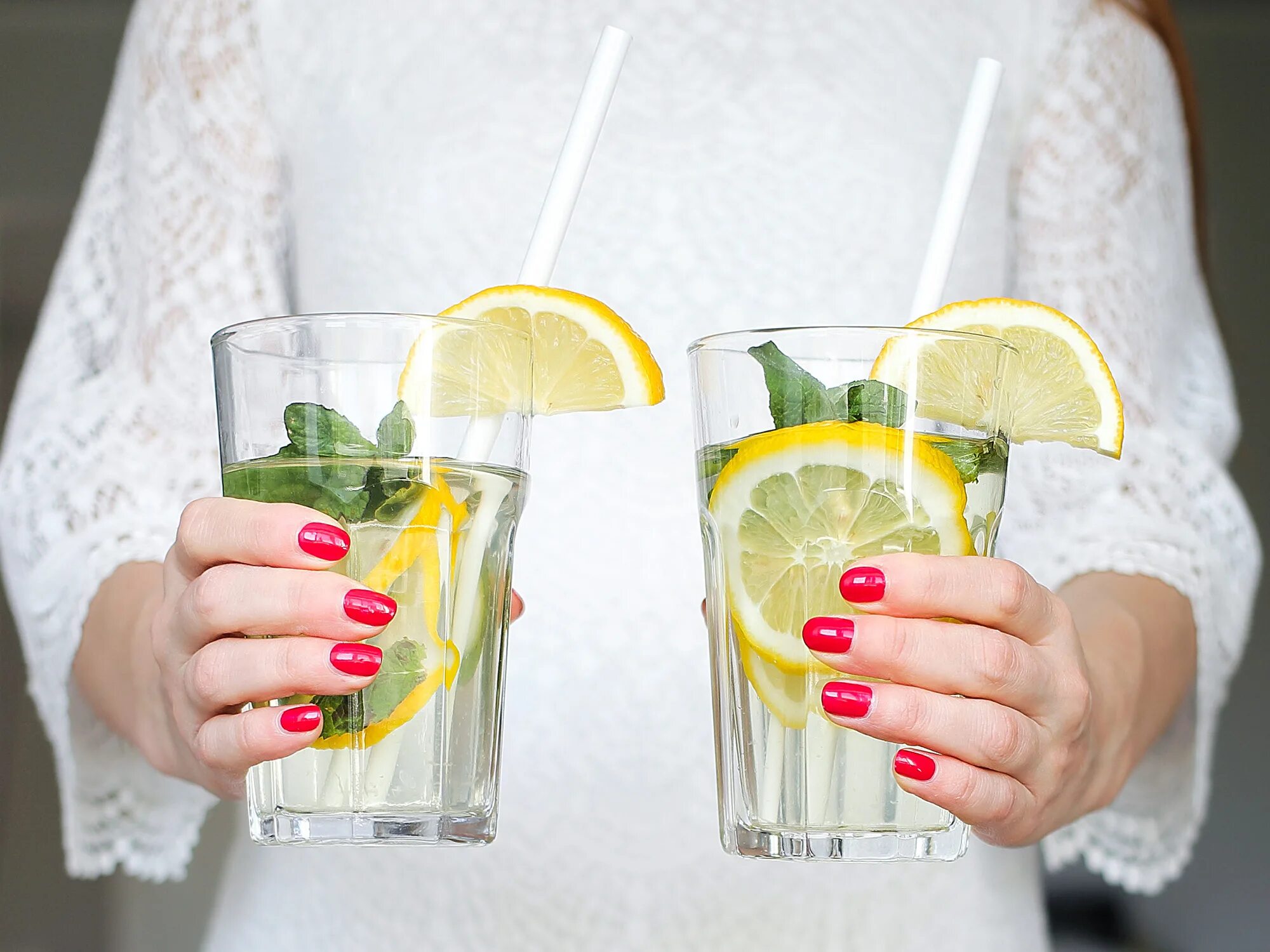 Попить напитки. Вода с лимоном. Напиток в стакане. Стакан воды с лимоном. Стакан воды с лимонным соком.