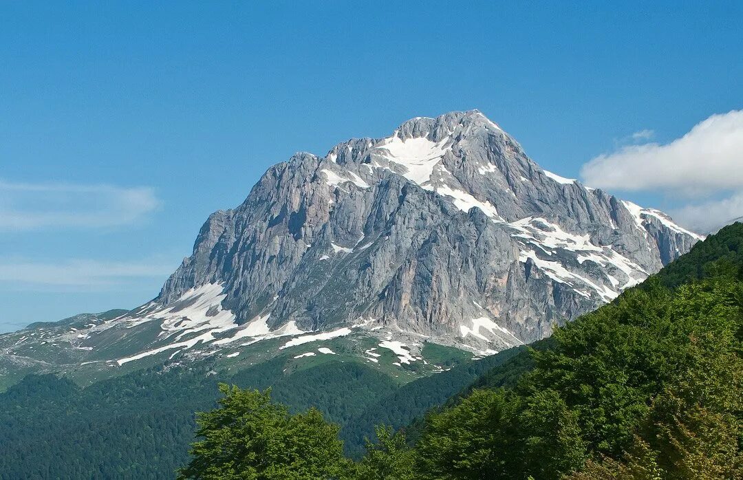 Какие горы на кавказе названия. Гора Фишт Сочи. Гора Фишт Адыгея. Горы Кавказа Фишт. Фишт-Оштенский горный массив.