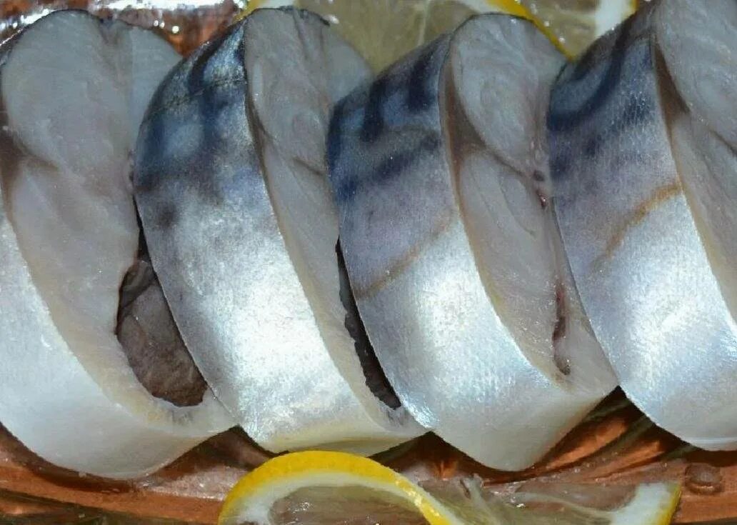 Скумбрия маринованные быстро. Скумбрия малосольная айсберг. скумбрия пряная малосольная. скумбрия norebo. скумбрия малосольная домашняя.