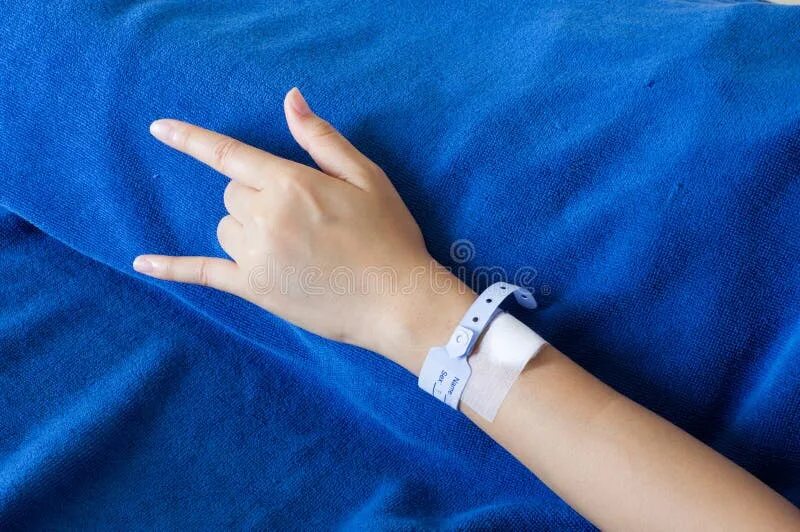 Браслет на руку в больнице. Синий браслет на руке больного. Синяя ладонь.