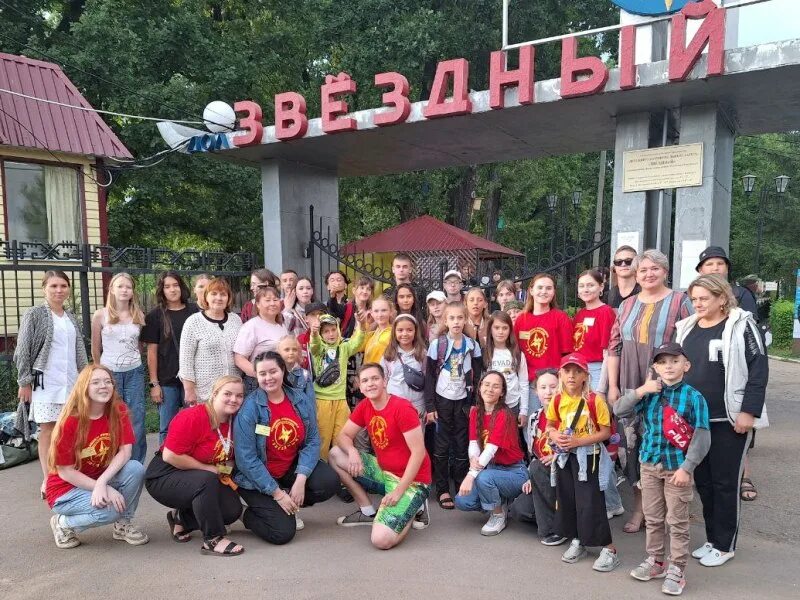 Дол маяк евпатория. Бердянск пионерский лагерь мечта. Запорожские казаки хортица лошади. Бердянска лагерь какие дама. Лагерь пионерский чайка запорожье.