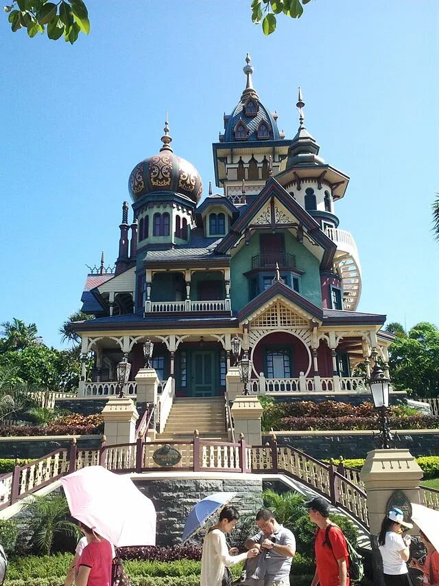 Mystic manor. Mystic manor. Диснейленд в париже дом с привидениями. Mystic manor disneyland. Улицы диснейленда.
