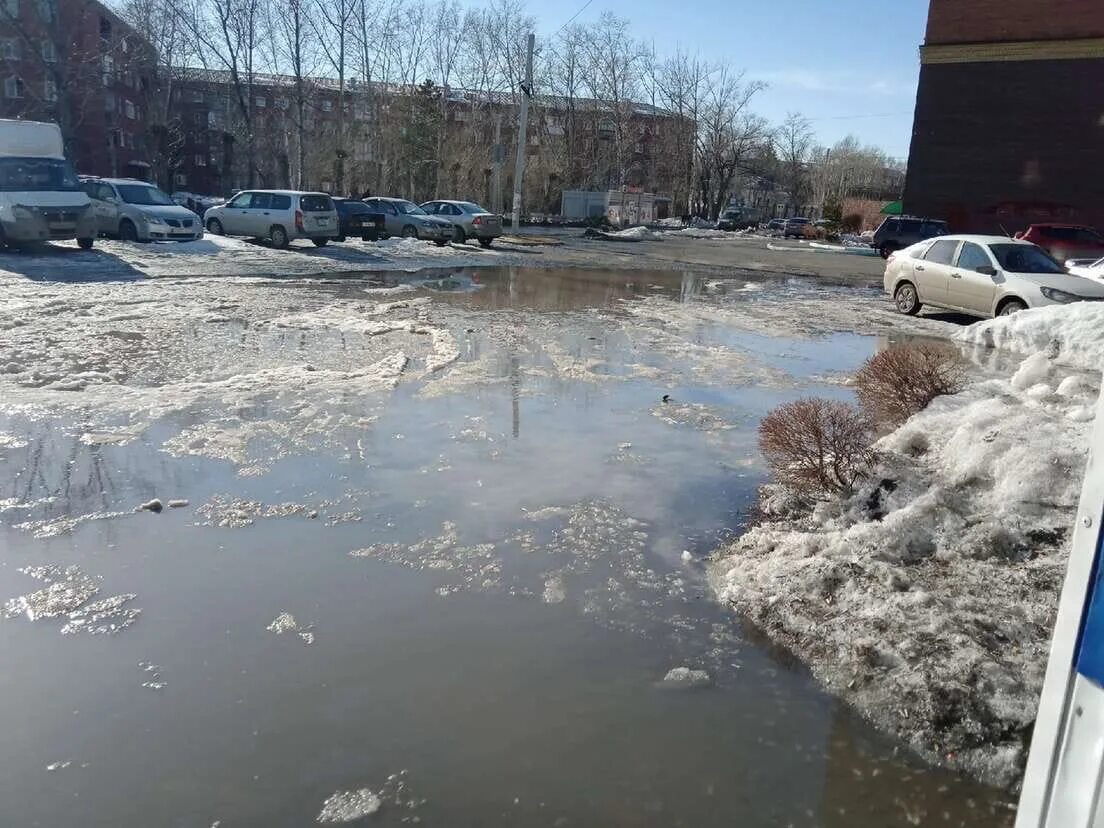 Талые воды. Затопленная улица Омск. Потоп в Омске. Вода на потоплено на улице.
