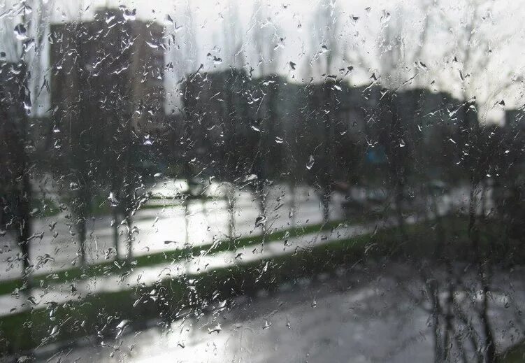 Дождь в окне. Дождливый вид из окна. Дождь из окна. Серость за окном. Видеть за окном дождь