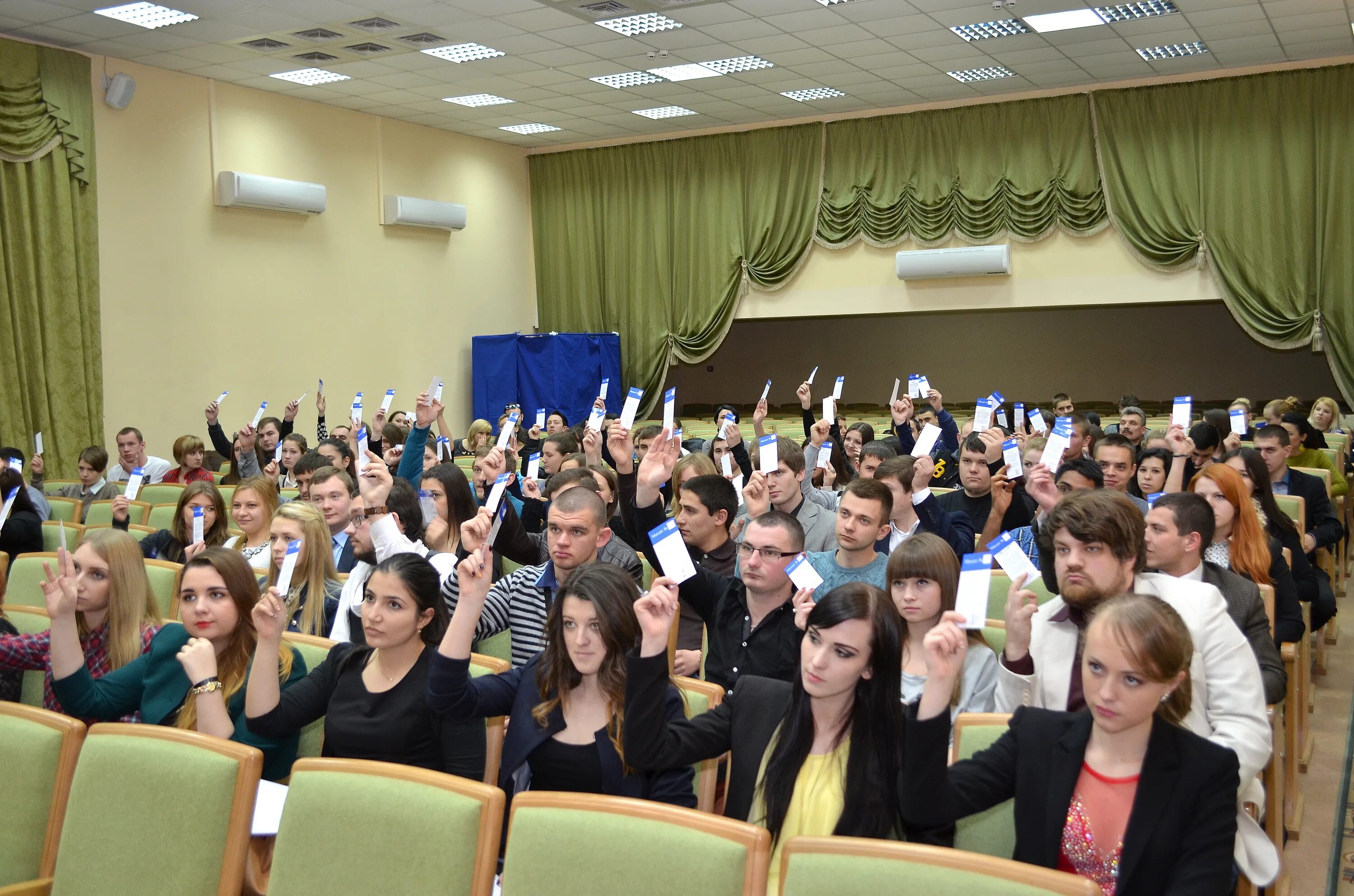 Кфу вступительные экзамены. Кфу симферополь экзамены. Куфу им вернадского симферополь. Юрфак мгу аудитории. Кфу факультет социально философских наук и массовых коммуникаций.