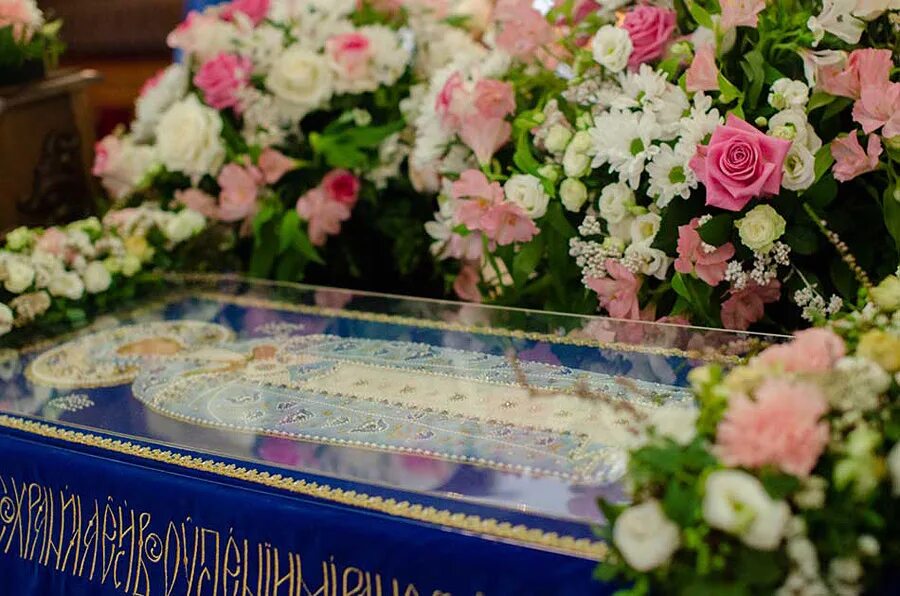 Плащаница успения пресвятой богородицы фото. Украшение плащаницы на успение. Туринская плащаница сретенский монастырь. Плащаница успения пресвятой богородицы фото. Успение пресвятой богородицы плащаница.