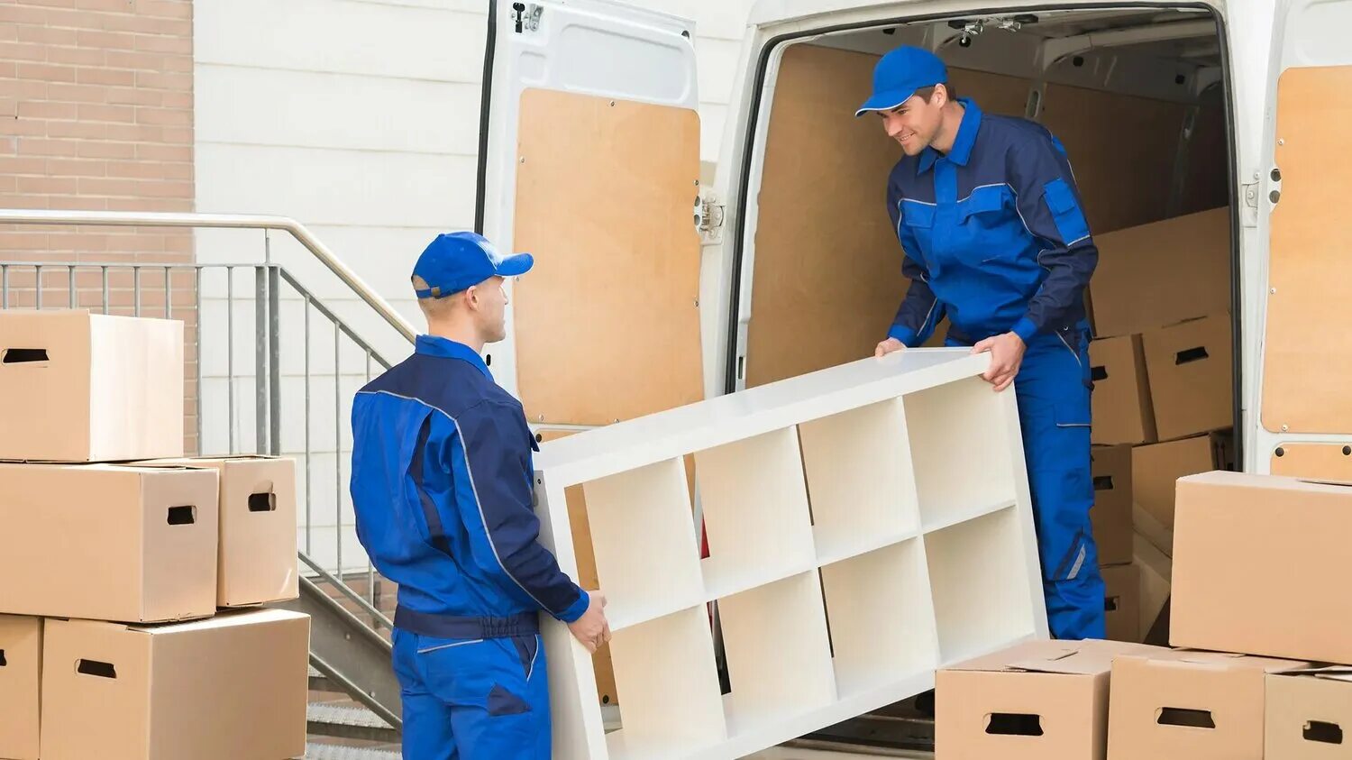 Transport для перевозки мебели. Упаковка холодильника для транспортировки. Перевезти шкаф. Грузчики. Упаковка шкафов для перевозки.