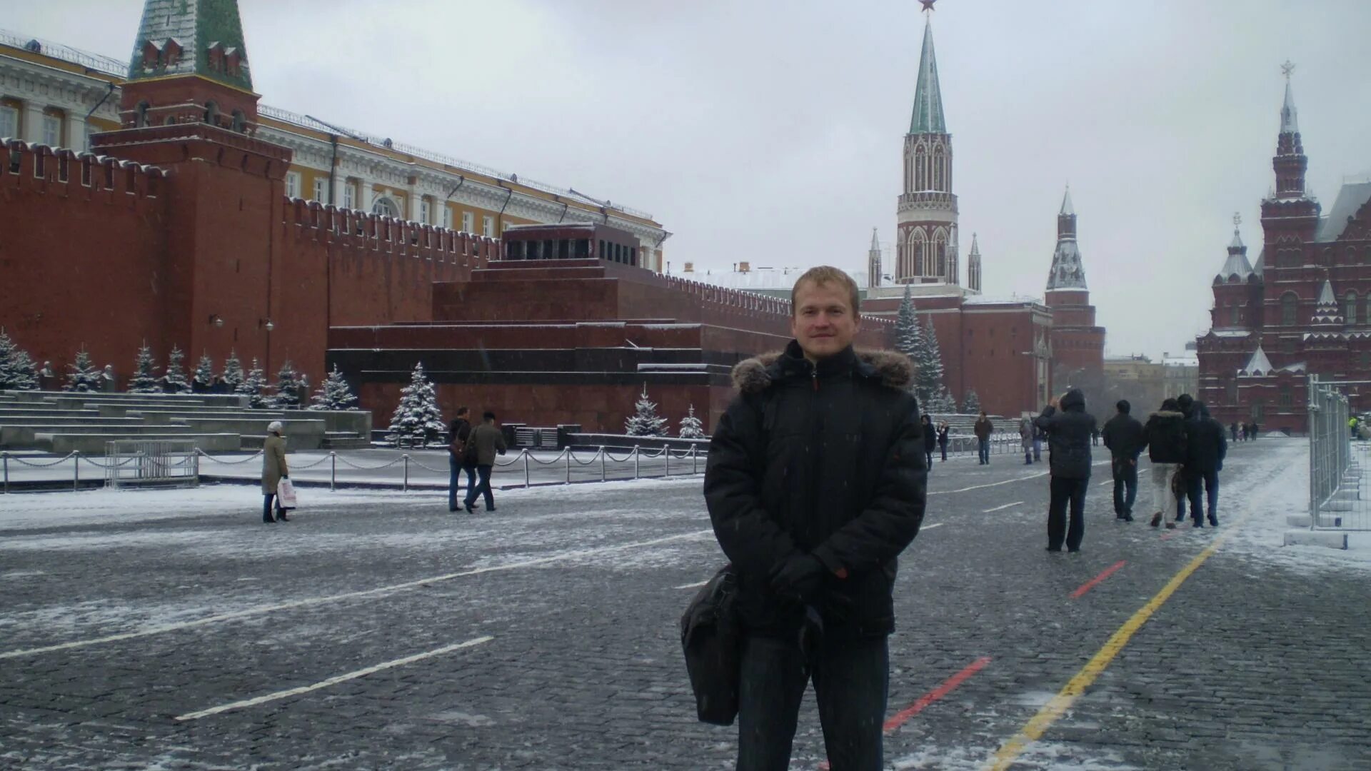 Площадь на человека в московской области. Матиас Руст на красной площади. Парень на красной площади. Люди на красной площади. Селфи на красной площади.