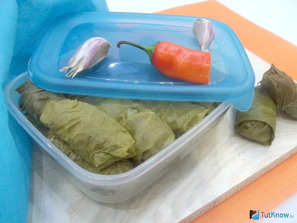 Можно ли заморозить долму из виноградных листьев. Заморозка виноградных листьев для долмы на зиму. долма замороженная. как заморозить виноградные листья для долмы. долма на зиму в морозилке.