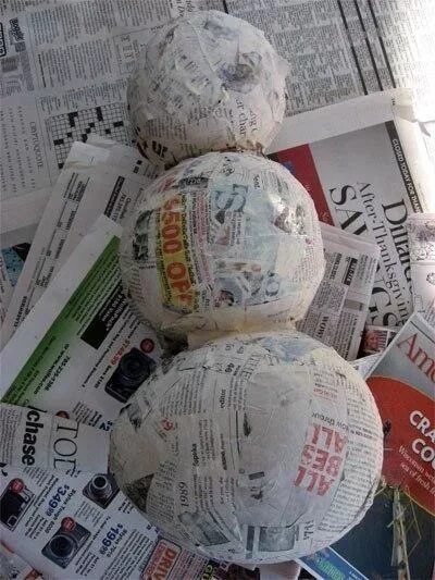 Поделка снеговик из ниток. Снеговик своими руками на новый год. Зимняя поделка в садик из ниток и шарика. Новогодний снеговик из ниток. Снеговик из шарика и бумаги.