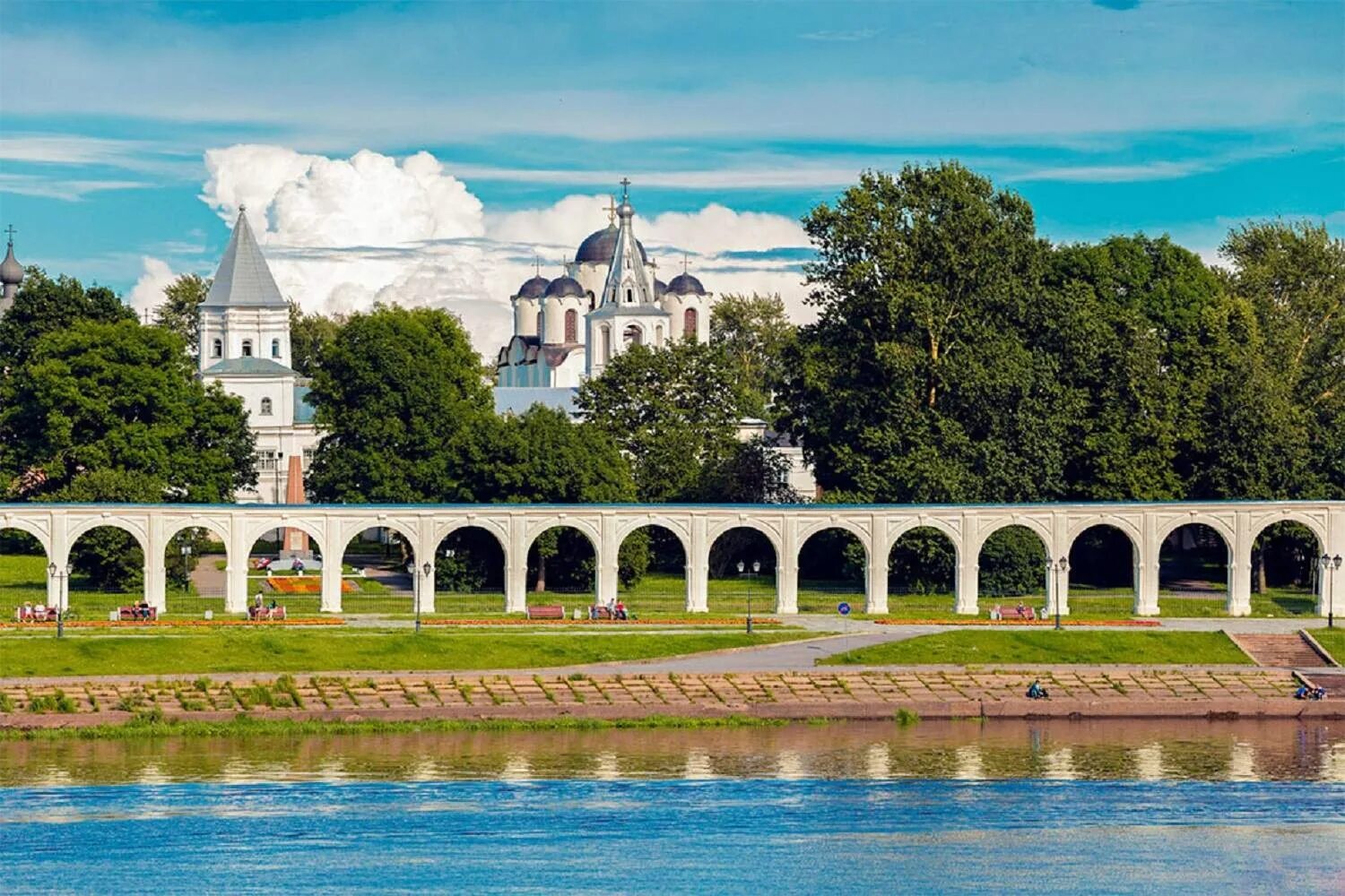 Экскурсия великий новгород 1 день. Ярославово Дворище Великий Новгород. Новгород Кремль Ярославово Дворище. Новгородский Детинец Ярославово Дворище. Ярославово Дворище и древний торг Великий Новгород.