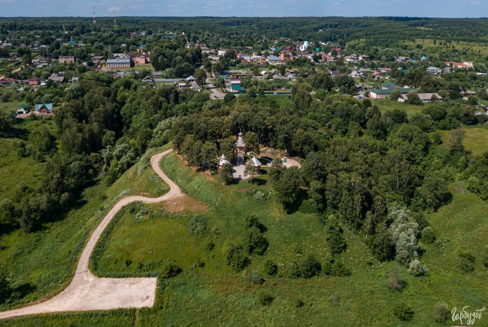 Чекалин сквер. Соборная гора в чекалине тульской области. Памятник в городе чекалин. Свято-введенский храм чекалин тульской области. Город лихвин тульской области.